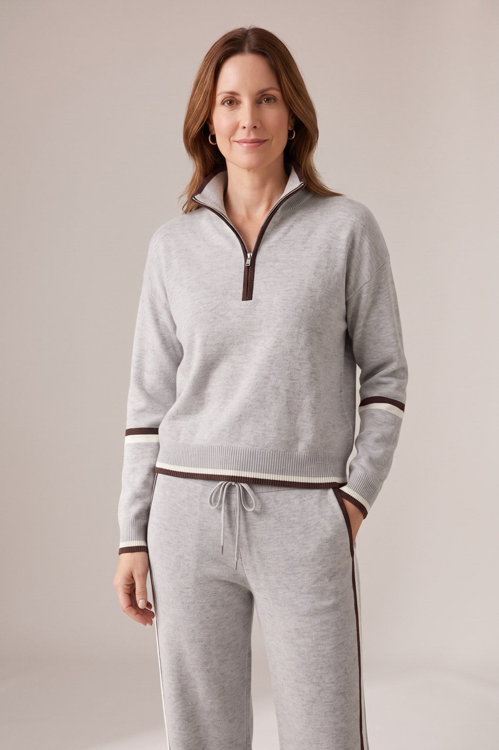 Pull zippé Rebeca Paris gris clair porté