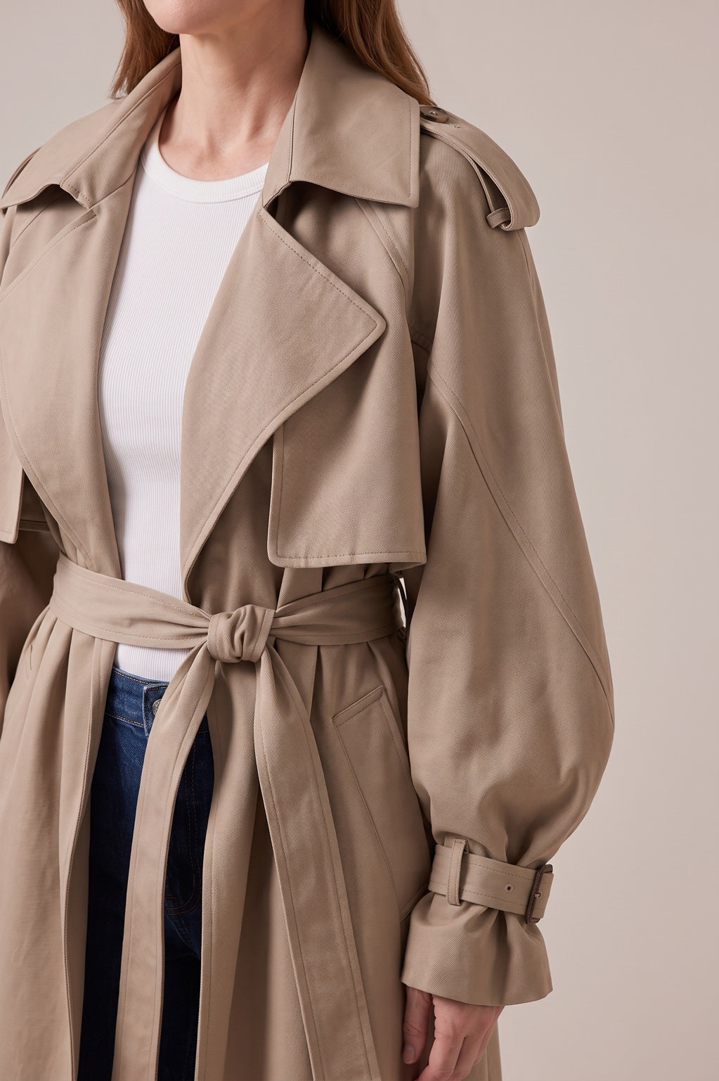 Trench long Rebeca Paris beige, détail : grand col et ceinture à nouer