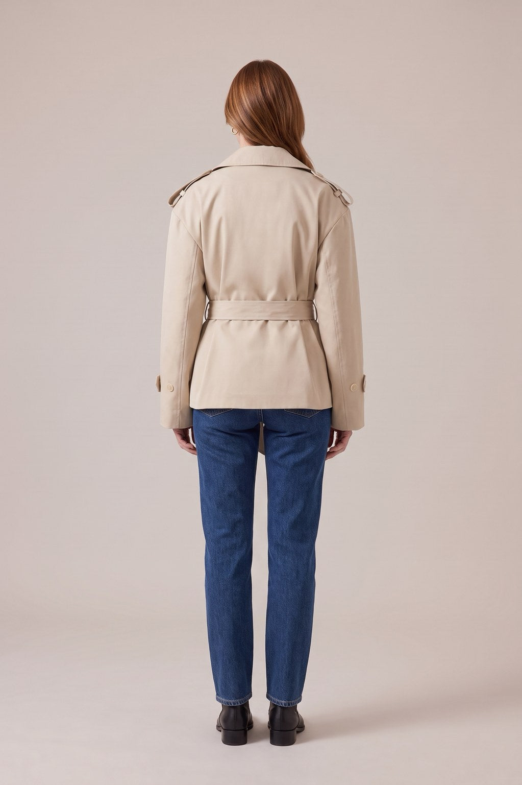 Trench court Rebeca Paris beige de dos