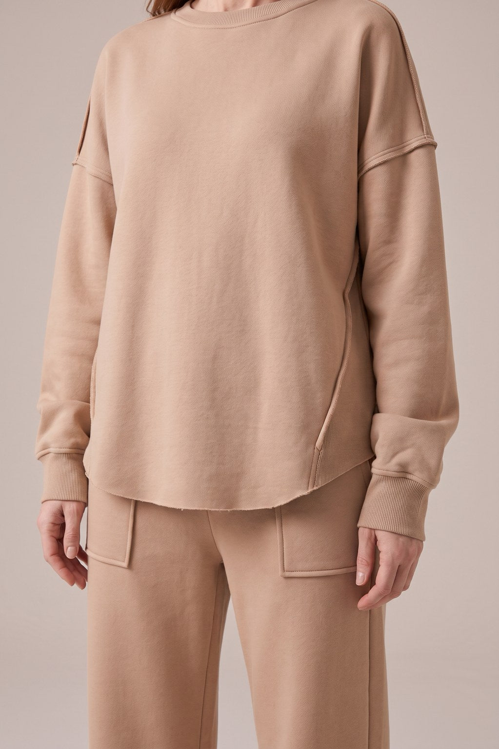 Détail du sweat marron clair et de ses coutures apparentes