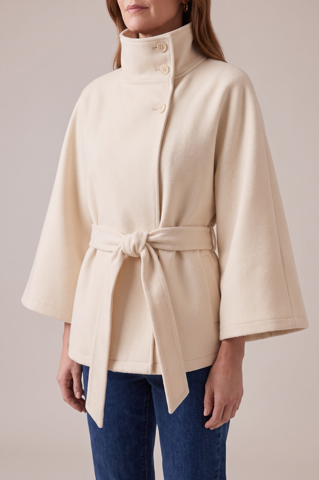 Cape Rebeca Paris crème, détail : col montant et ceinture