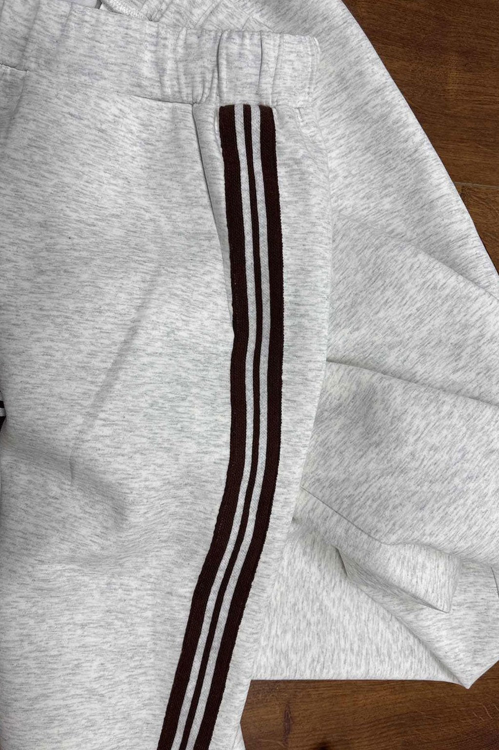Détail des bandes contrastées du pantalon