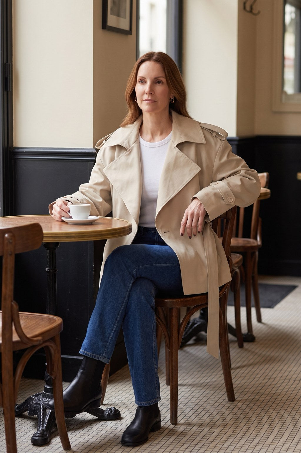 Trench court Rebeca Paris beige porté en terrasse de café
