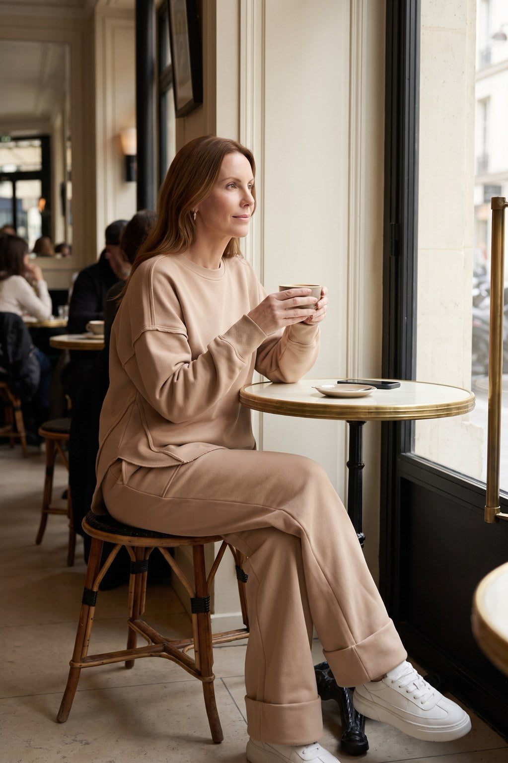 Ensemble Sweat Rebeca Paris marron clair porté, en position assise
