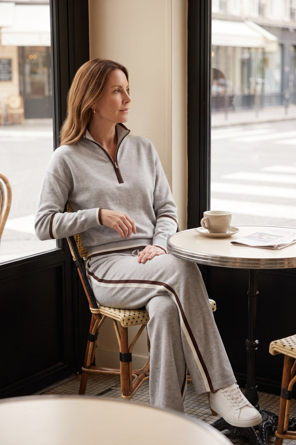 Ensemble Rebeca Paris gris clair porté, en position assise