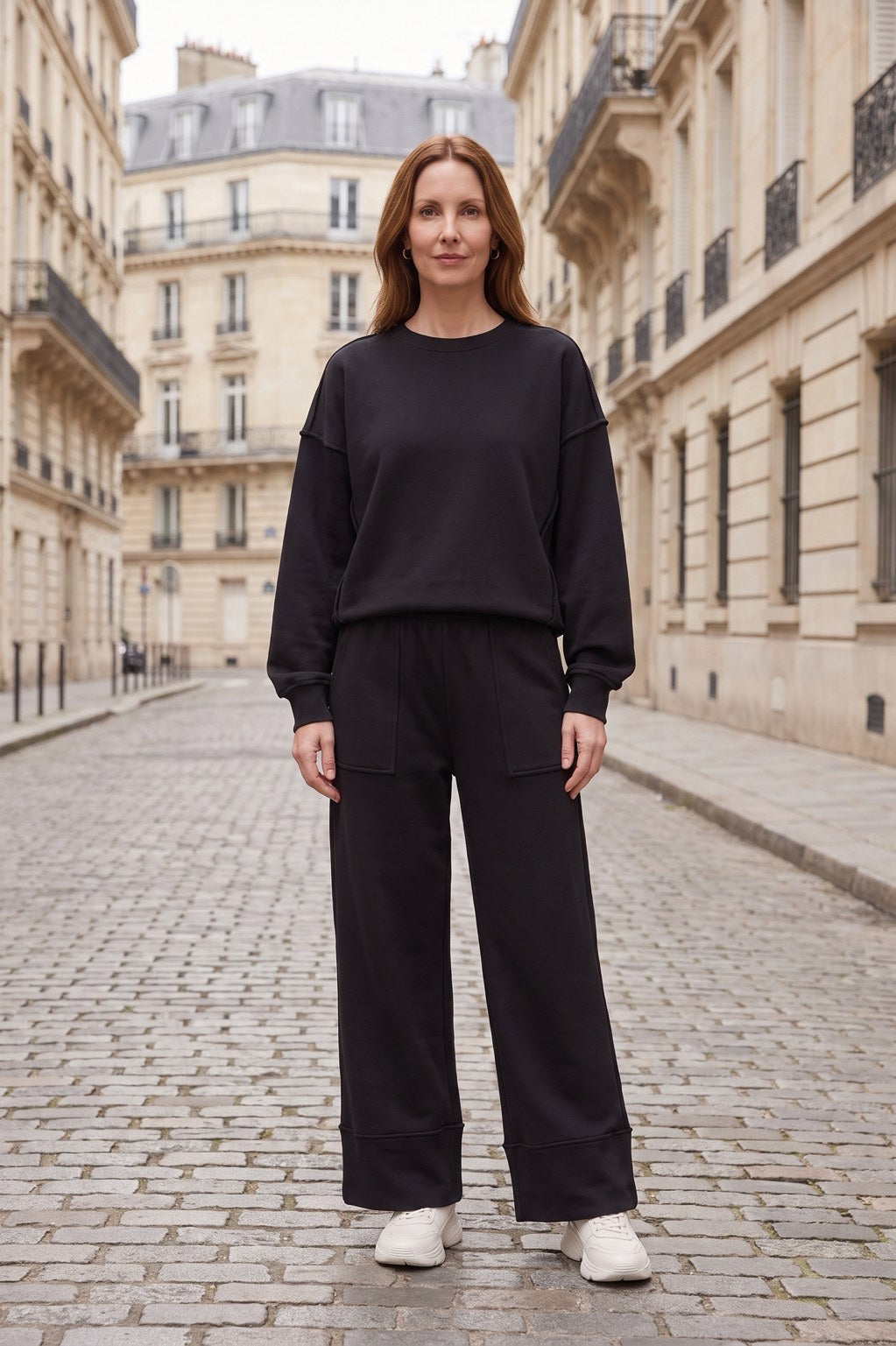 Ensemble Sweat Rebeca Paris noir porté dans la rue