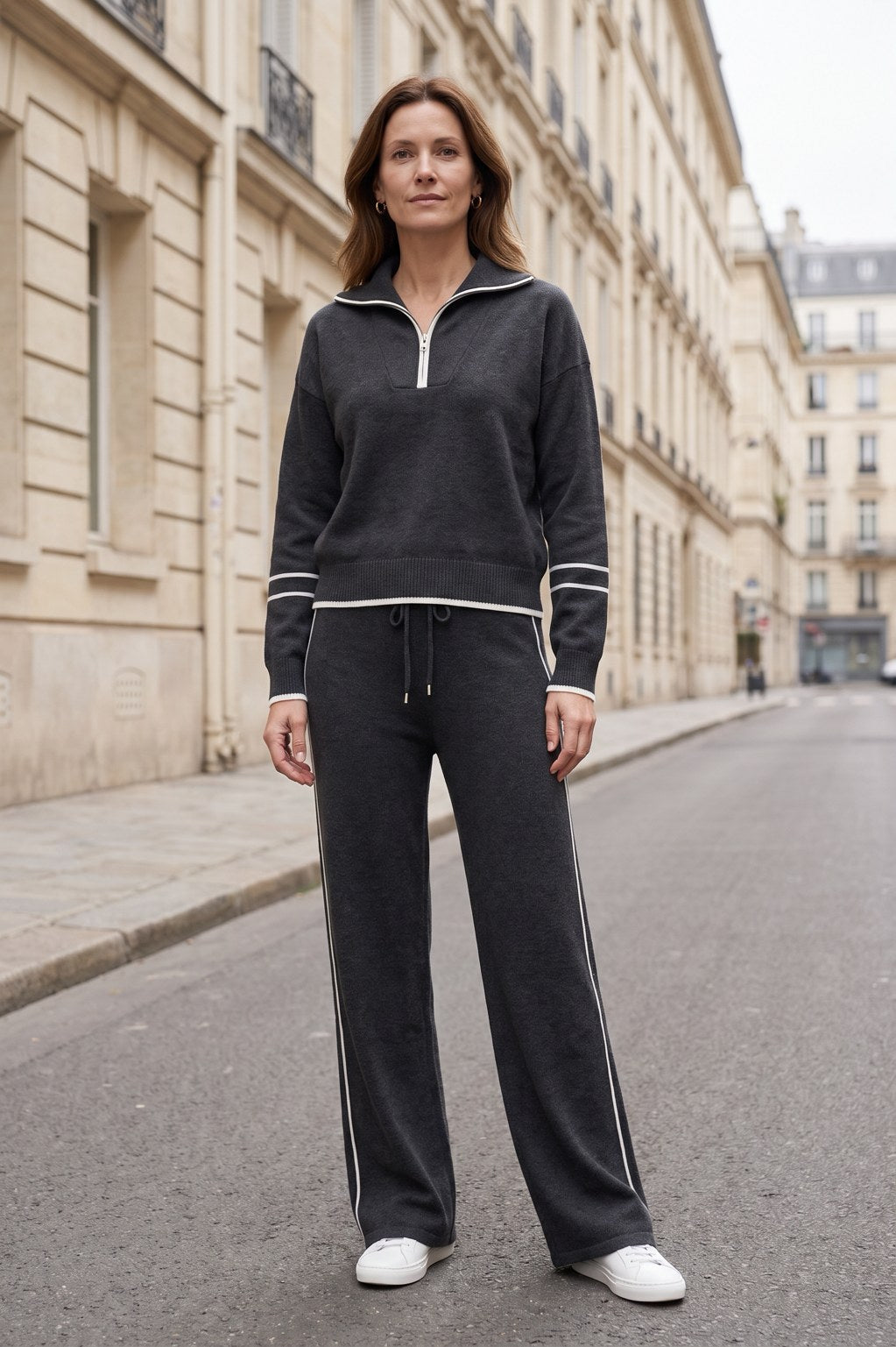 Ensemble Rebeca Paris gris anthracite porté dans la rue