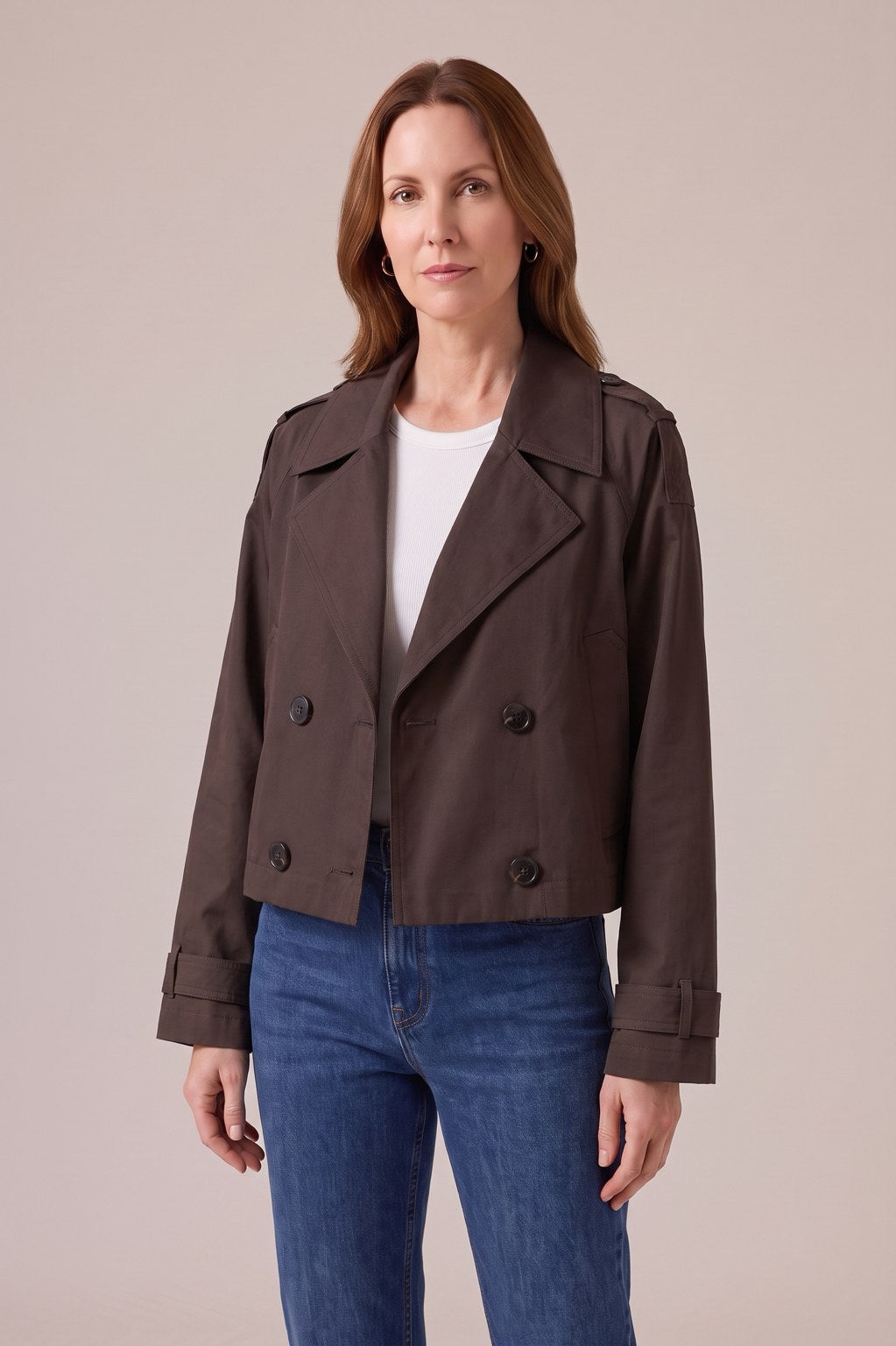 Trench croisé Rebeca Paris marron porté