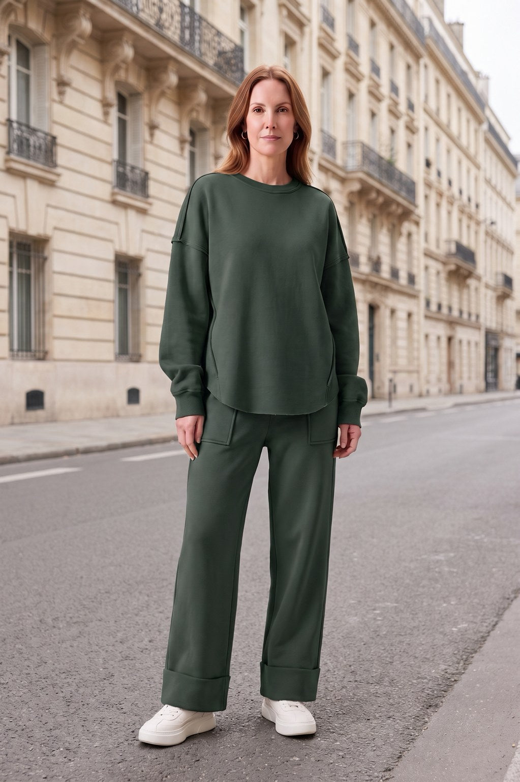 Ensemble Sweat Rebeca Paris vert porté dans la rue