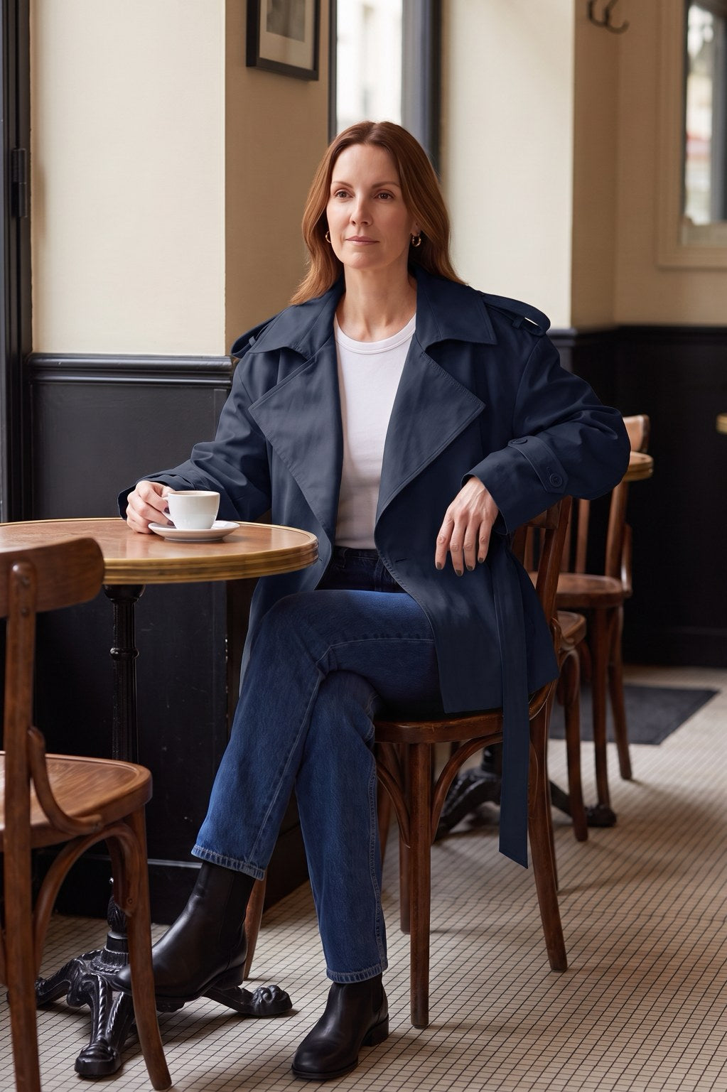 Trench court Rebeca Paris bleu marine porté en terrasse de café