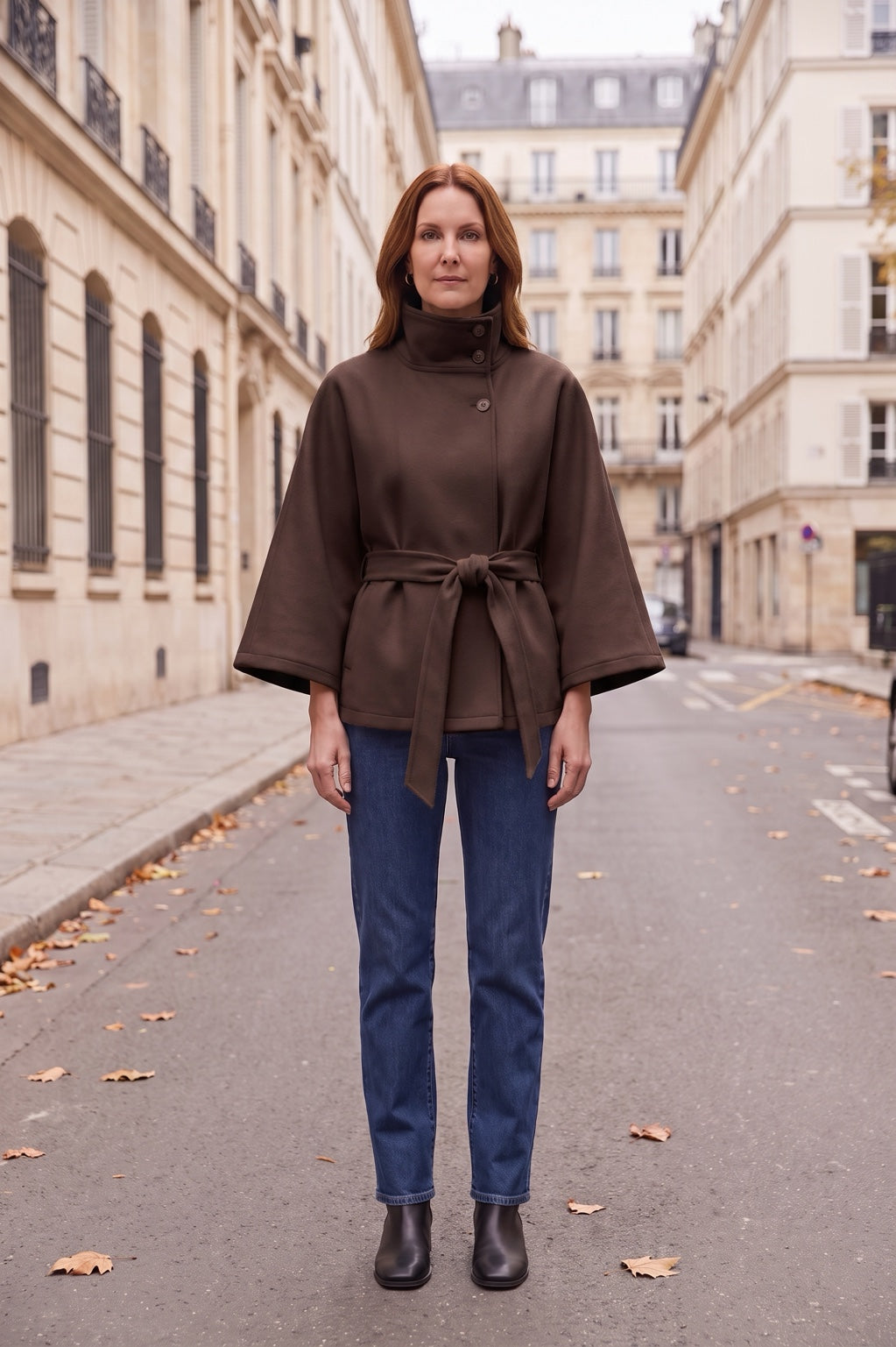 Cape Rebeca Paris marron portée dans la rue