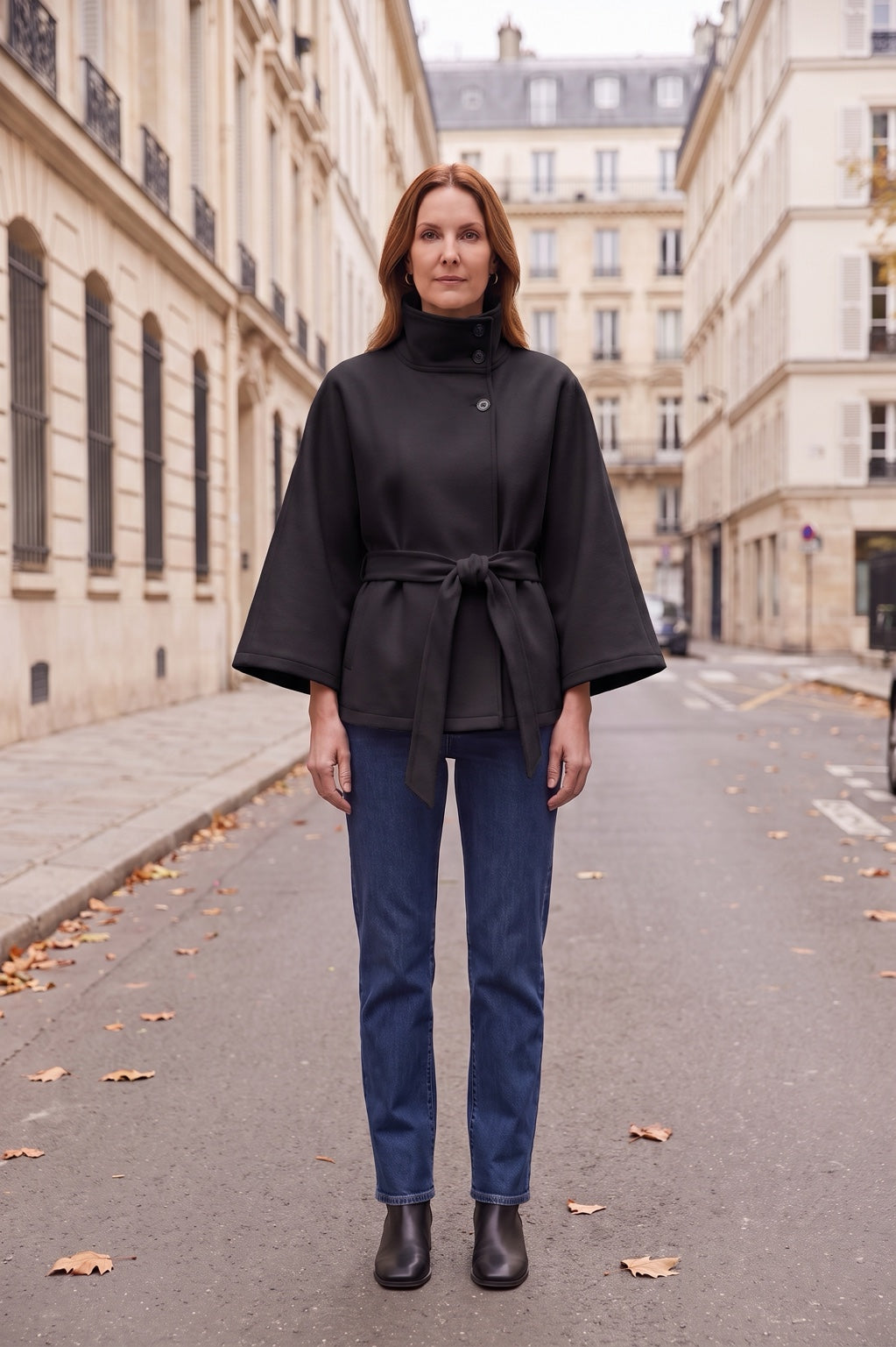 Cape Rebeca Paris noire portée dans la rue